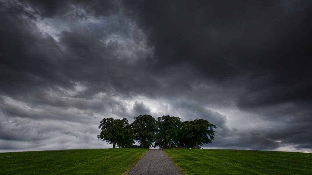 Nubes de tormenta oscuras sobre un campo verde en México