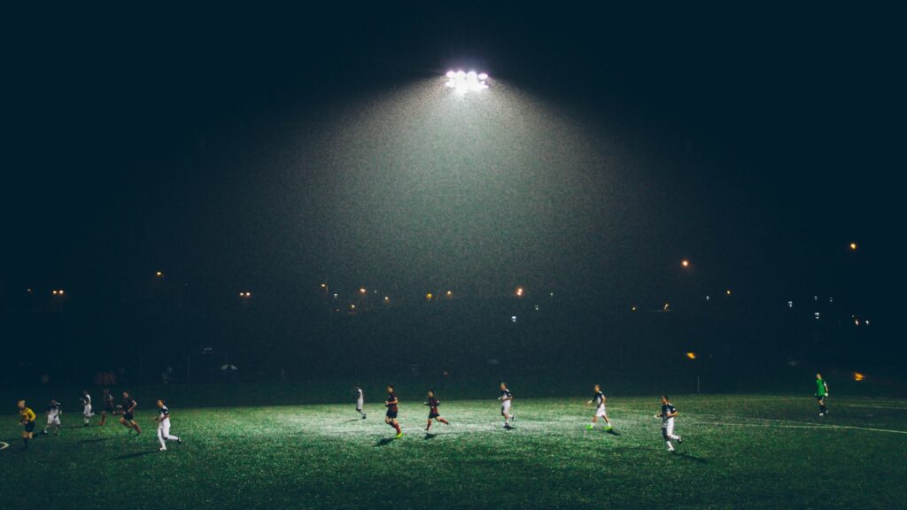Estadio de futbol iluminado durante un partido del Mundial 2026
