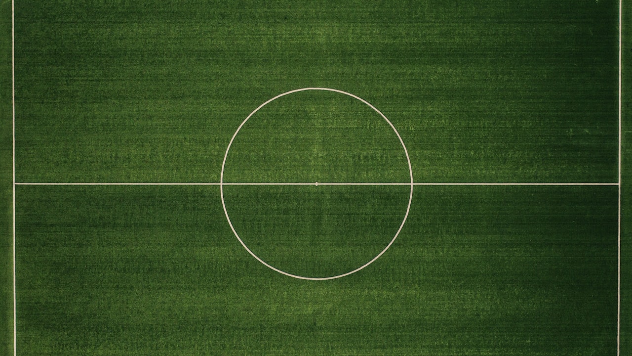 Balón de futbol en la cancha del Mundial 2026