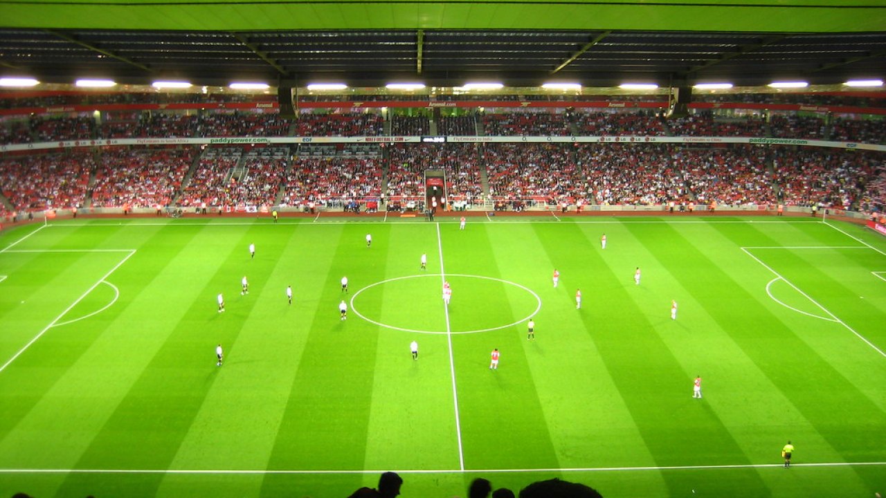 Vista de una cancha de fútbol con jugadores durante un partido