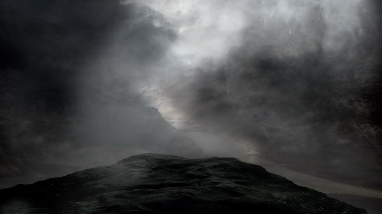 Nubes densas y oscuras de una tormenta eléctrica