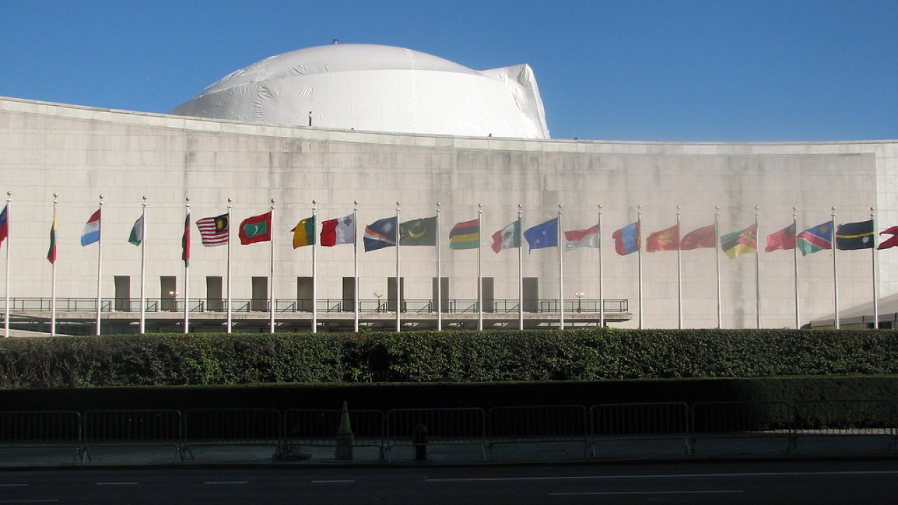 Banderas de varios países frente a la sede de la ONU