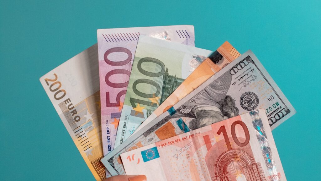 Monedas y billetes que ilustran el costo de la gasolina y la economía