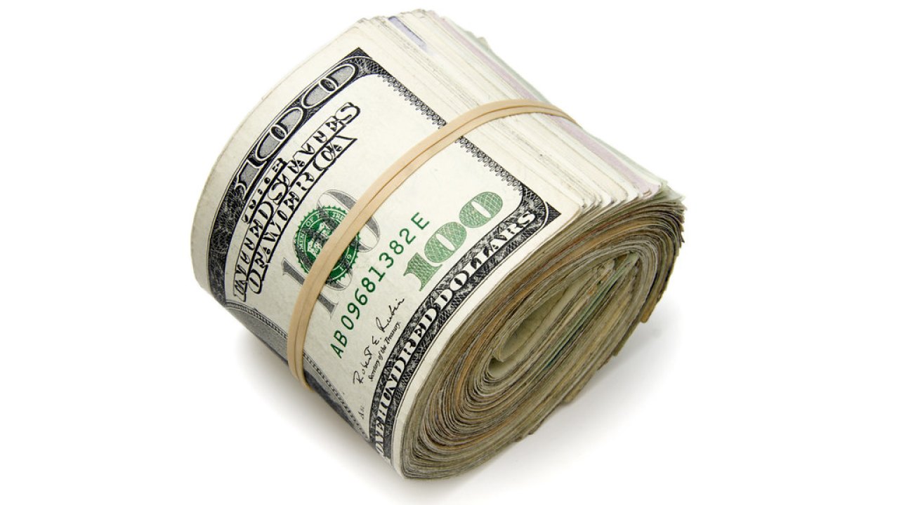 Fajo de billetes de dólar enrollados