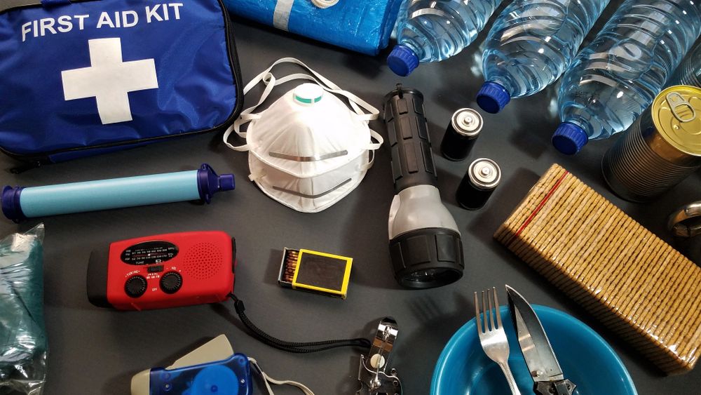 Un kit de emergencia listo con agua, alimentos, linterna y documentos puede salvar vidas.