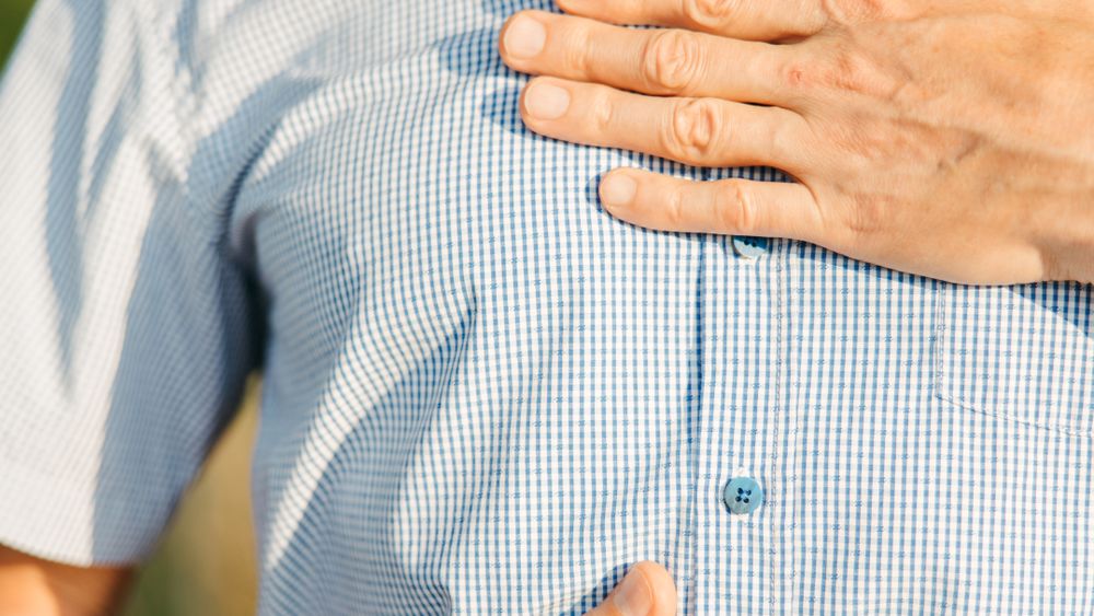 El dolor u opresión en el pecho es la señal de alerta más común de un infarto.