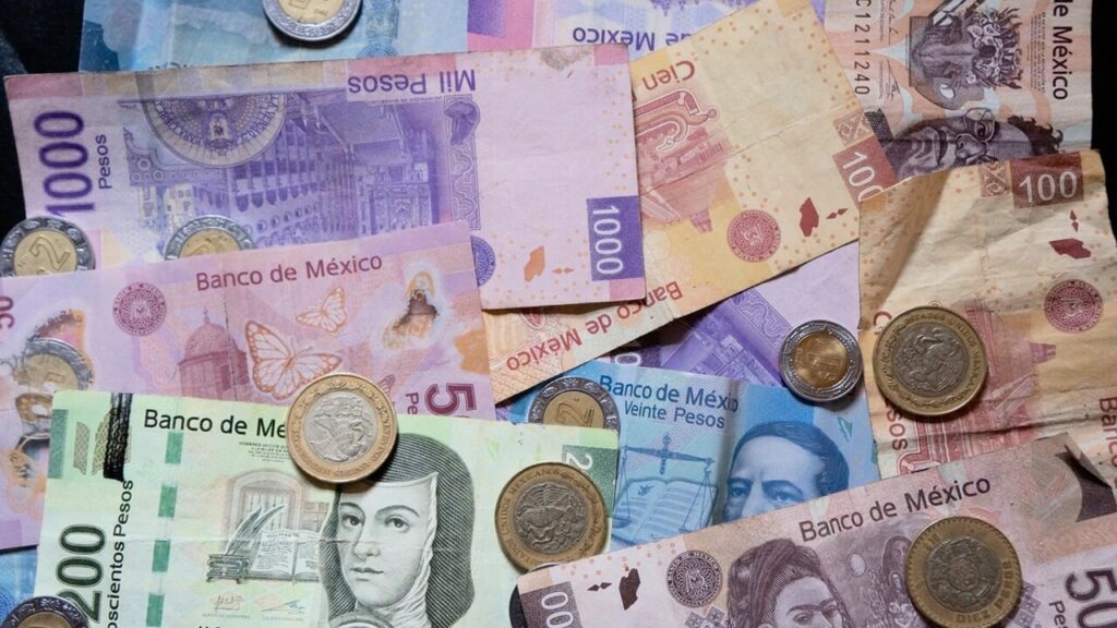 Billetes y monedas de peso mexicano