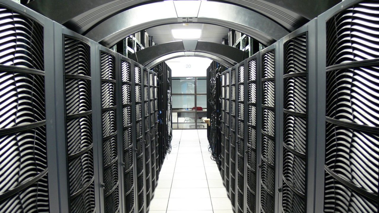 Pasillo de un centro de datos con racks de servidores
