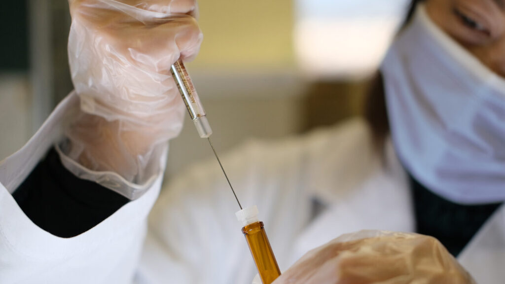 Investigadora prepara una vacuna en el laboratorio