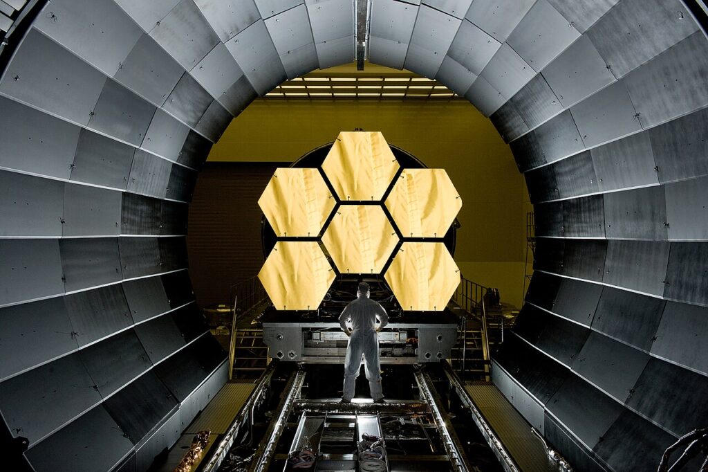 Espejo primario dorado del telescopio espacial James Webb de la NASA