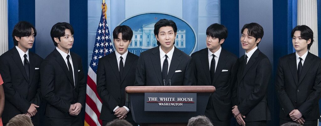 Los siete integrantes de BTS en un evento oficial en 2022