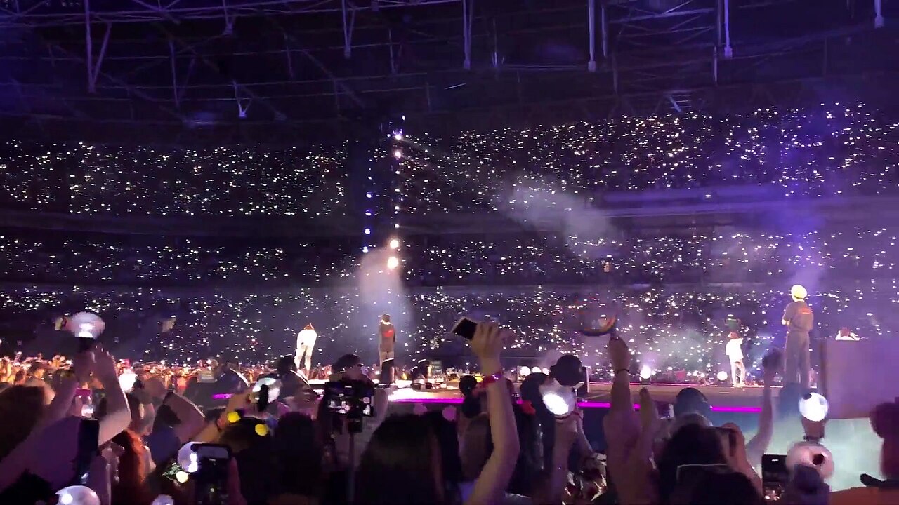 BTS en concierto en el estadio de Wembley durante su gira mundial