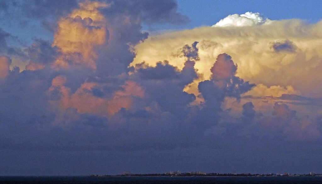 Nubes de tormenta cumulonimbus sobre la península de Yucatán, México