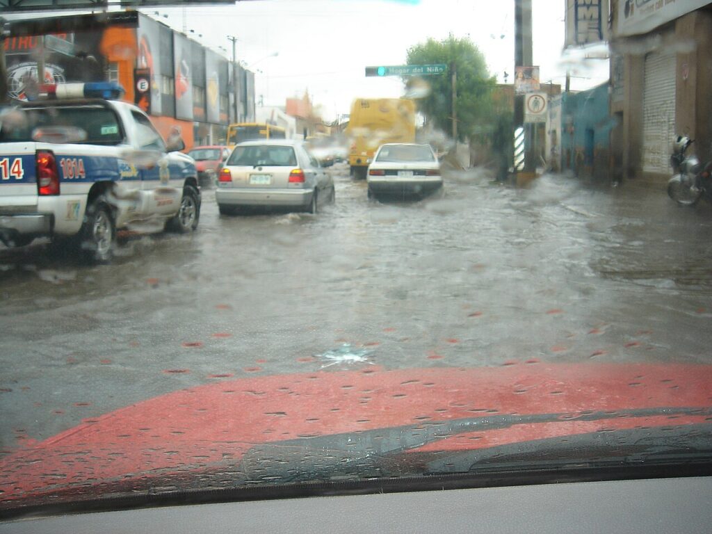 Día de lluvia en una ciudad de México con calles mojadas