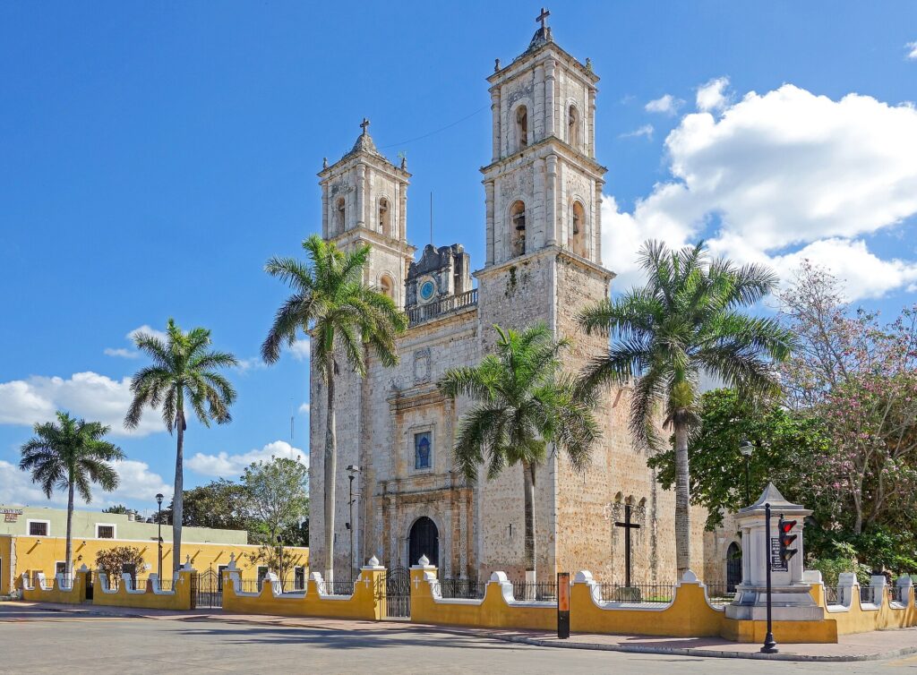 Iglesia colonial en Valladolid, Yucatán, destino económico cerca de cenotes