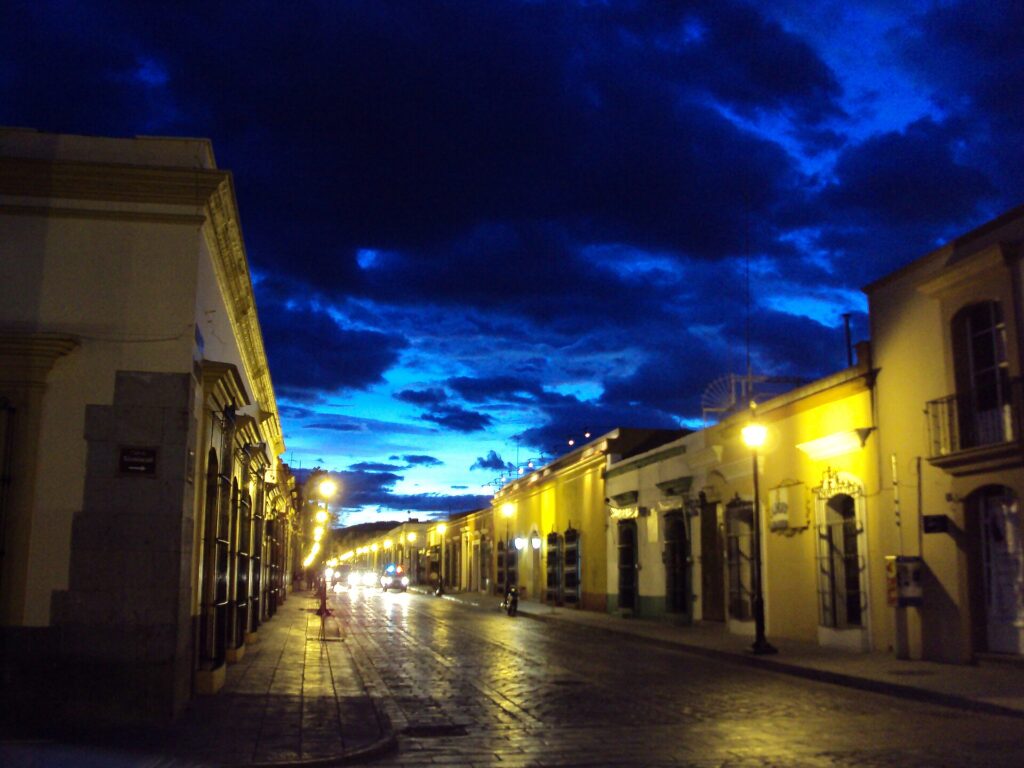 Calle del centro histórico colonial de Oaxaca de Juárez, un destino económico en México