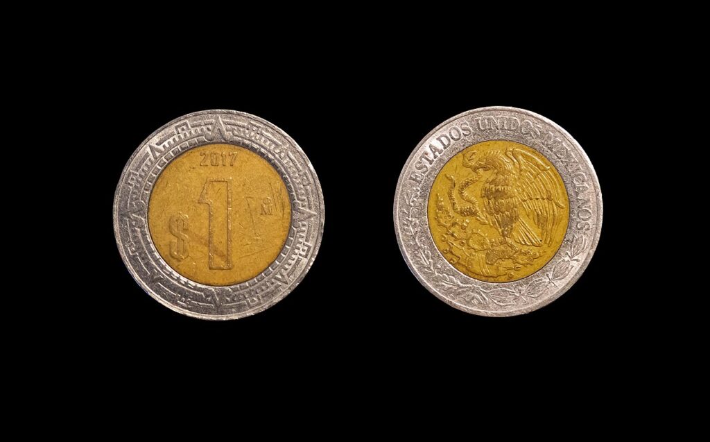 Moneda de un peso mexicano en primer plano
