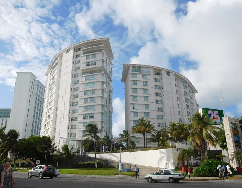 Bulevar Kukulcán en la zona hotelera de Cancún, Quintana Roo