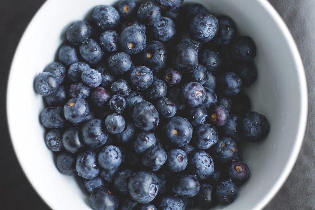Tazón con berries: moras, arándanos y fresas, alimentos antiinflamatorios