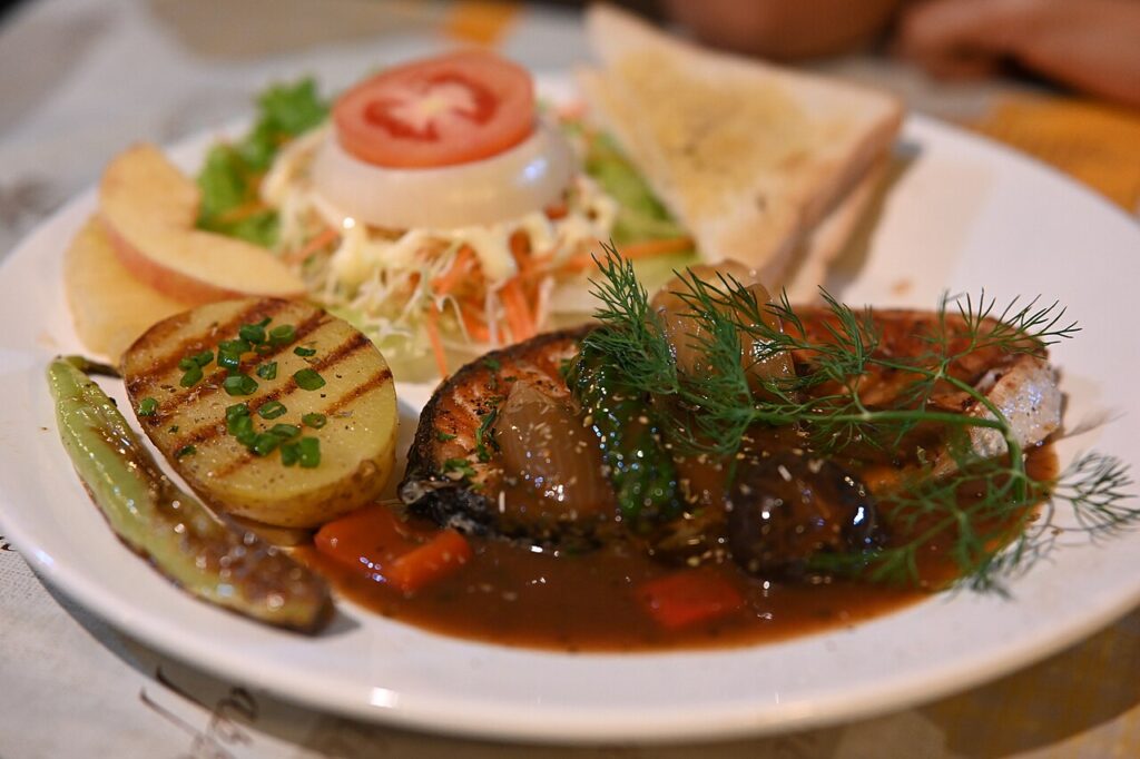 Plato de salmón a la plancha con verduras verdes, fuente de omega-3