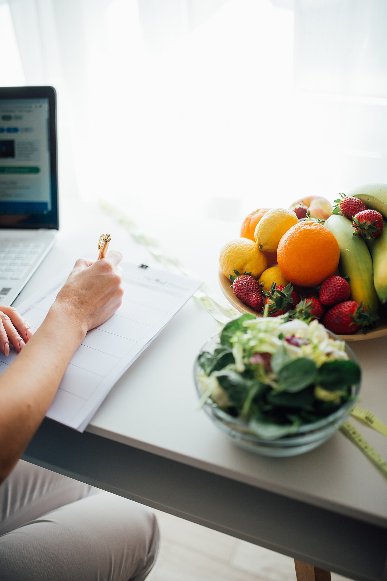 Frutas y verduras frescas sobre una mesa, base de una dieta antiinflamatoria
