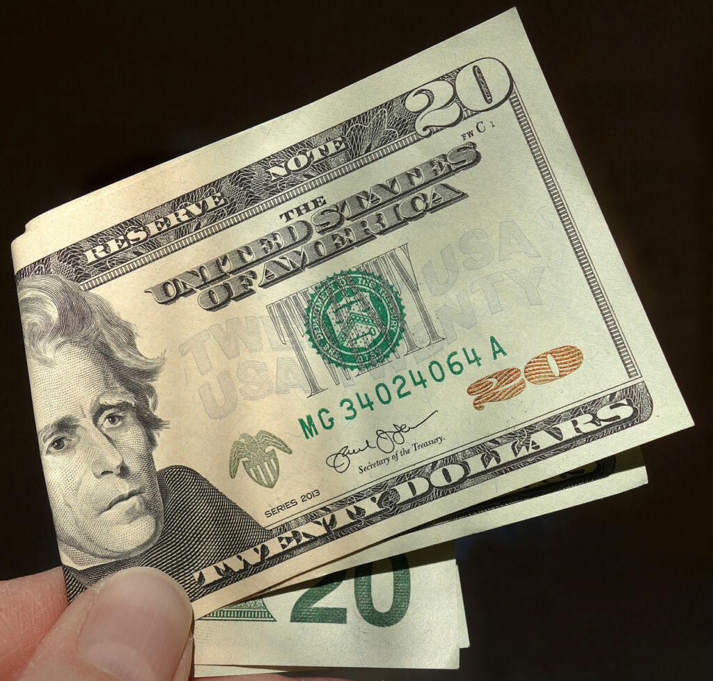 Billetes de dólar estadounidense, divisa que se fortalece frente al peso mexicano