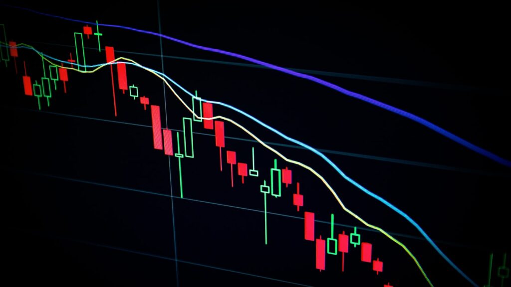 Gráfica de velas del mercado financiero que refleja la volatilidad del tipo de cambio