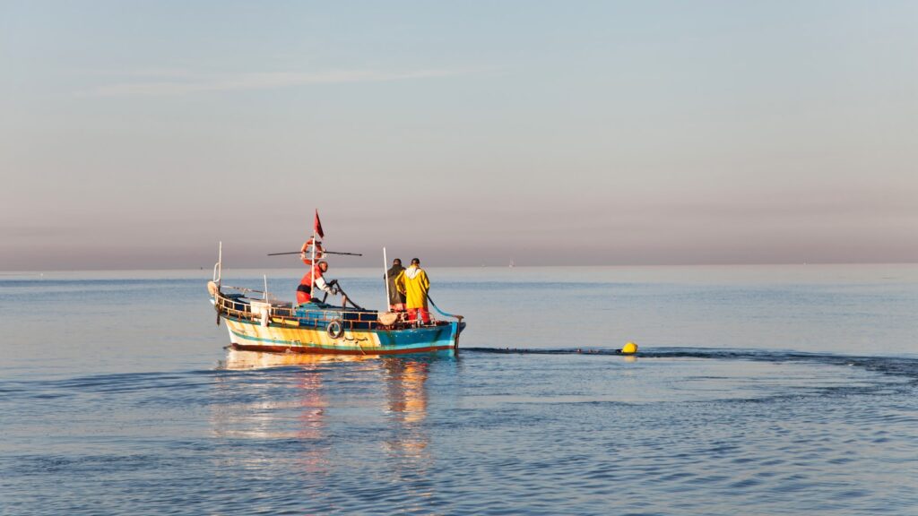 Personas a bordo de una embarcación en el mar Mediterráneo