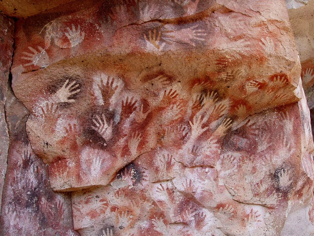 Manos en negativo estampadas en la Cueva de las Manos, arte rupestre prehistórico