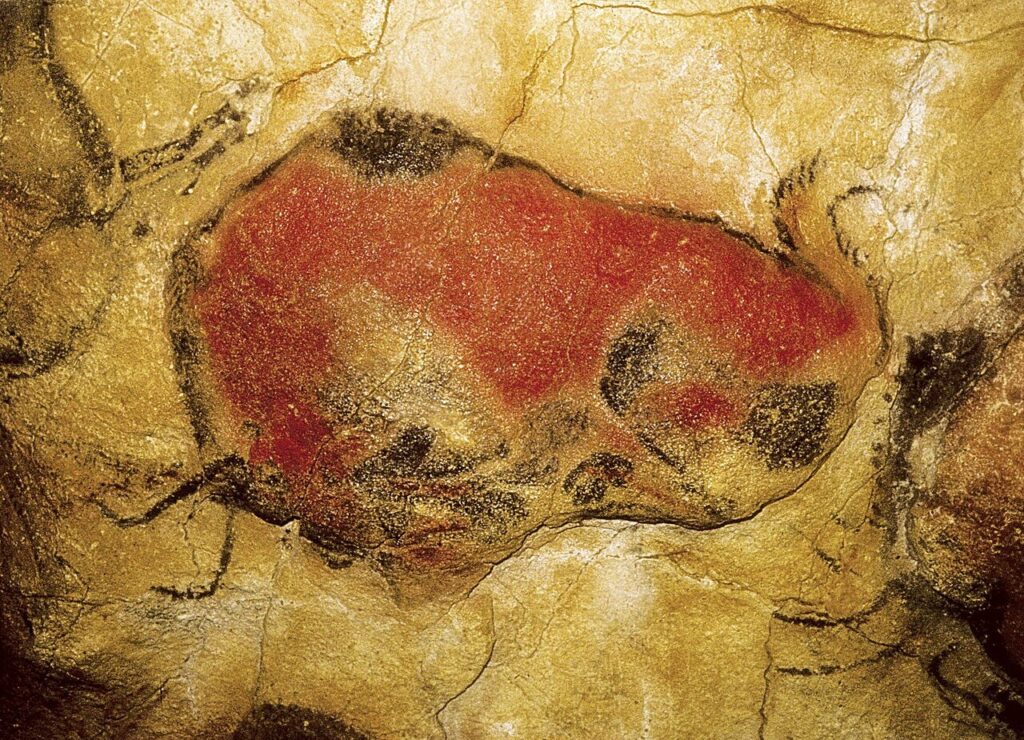 Bisonte policromo pintado en el techo de la cueva de Altamira, arte rupestre paleolítico