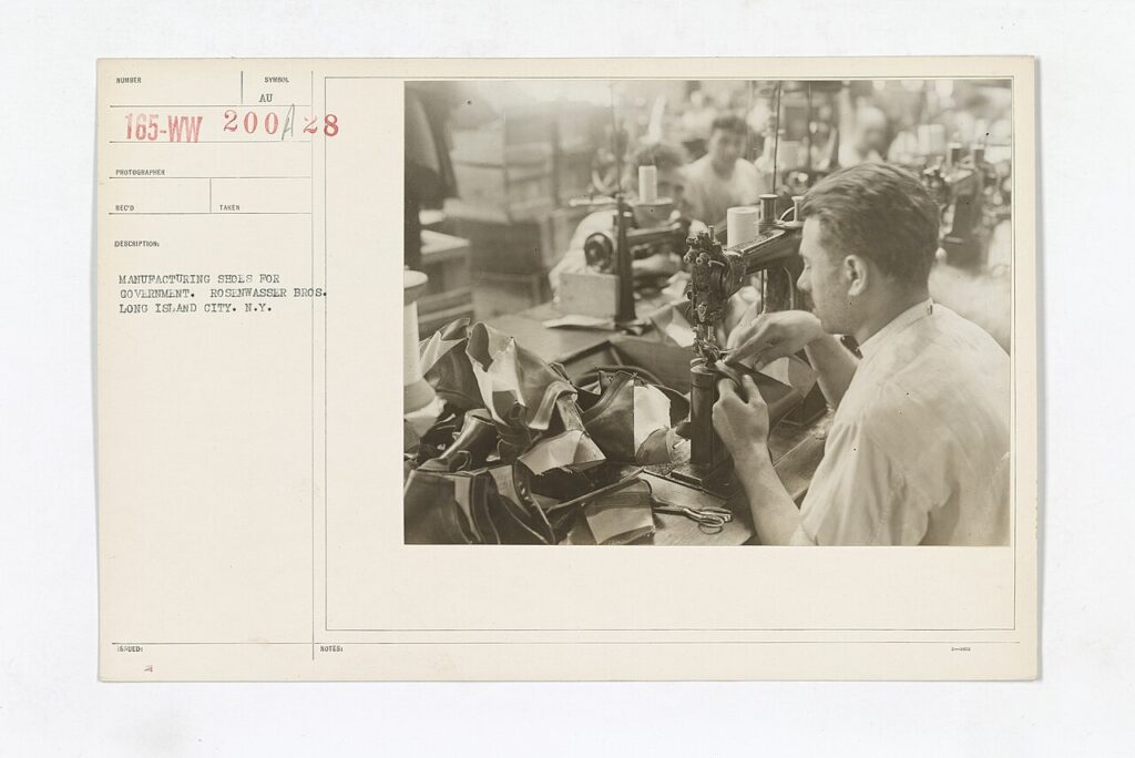 Trabajadores en una fábrica de calzado, imagen de archivo
