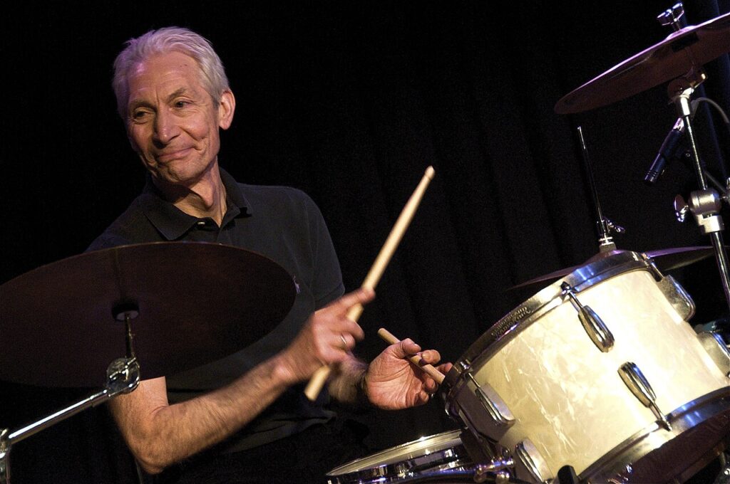 Charlie Watts tocando la batería en 2010