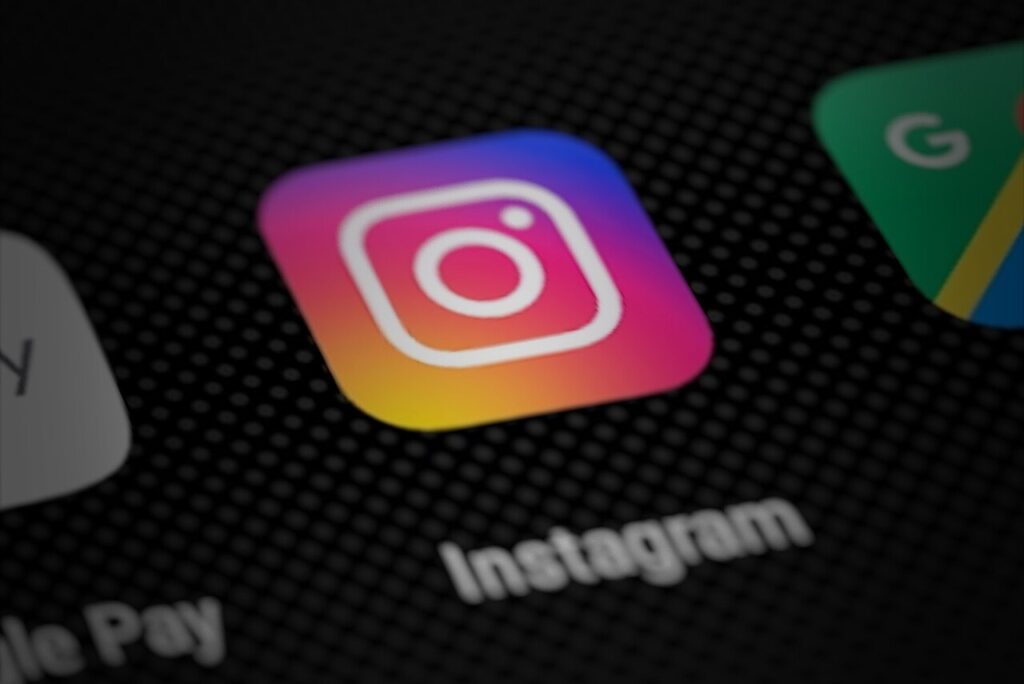 Ícono de la aplicación Instagram en la pantalla de un teléfono inteligente