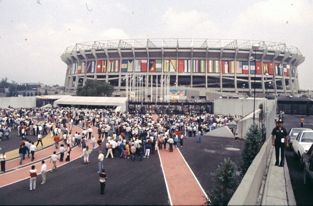 Aficionados con banderas de México en el Estadio Azteca durante el Mundial de 1986