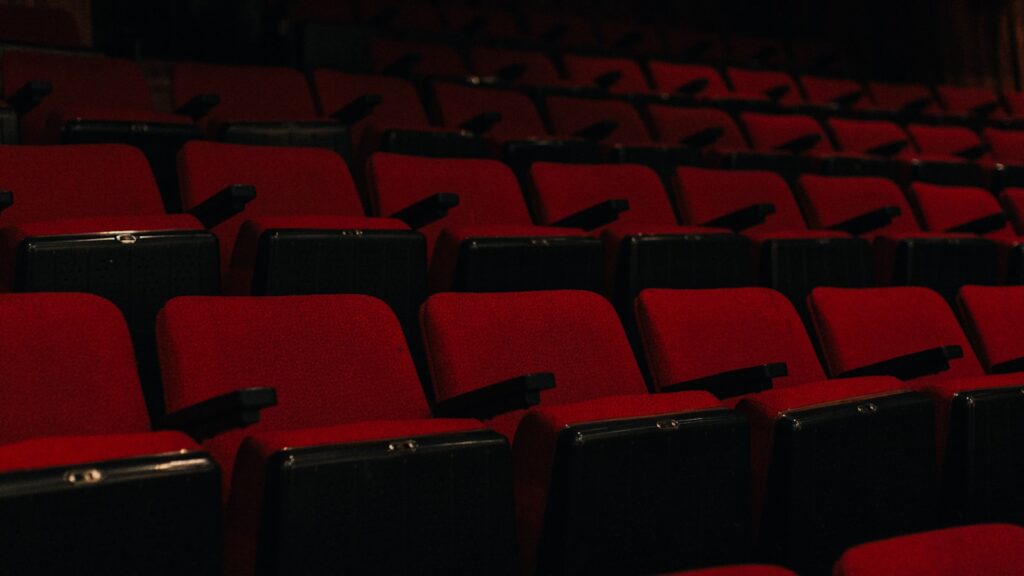 Sala de cine con pantalla y butacas donde se proyecta Minions y Monstruos en México