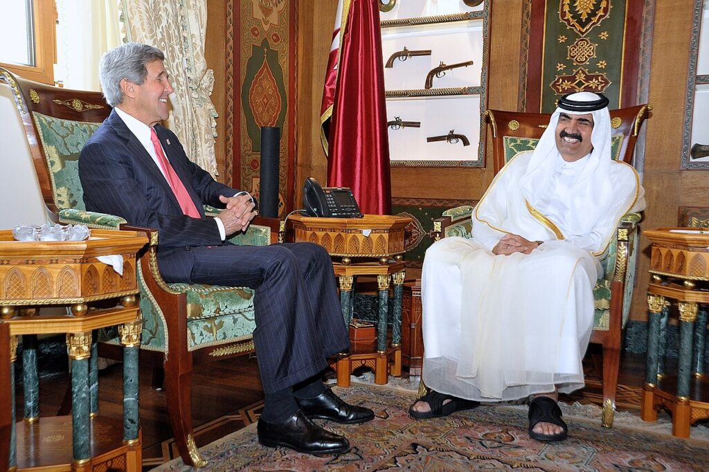 Hamad bin Khalifa Al Thani en un encuentro diplomático con un funcionario de Estados Unidos.