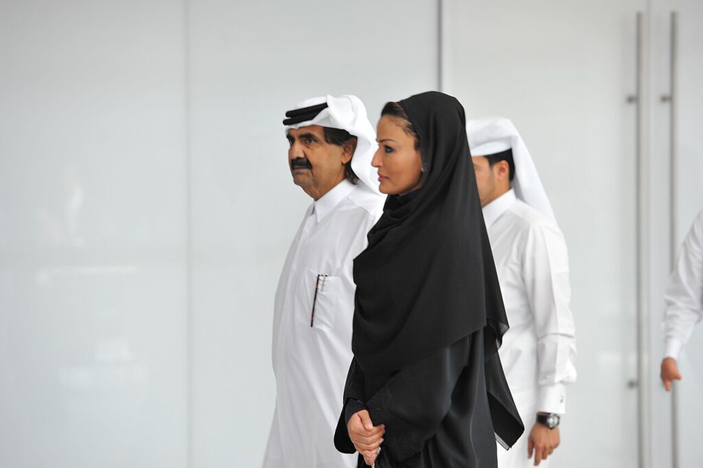 Hamad bin Khalifa Al Thani junto a la jequesa Moza bint Nasser.