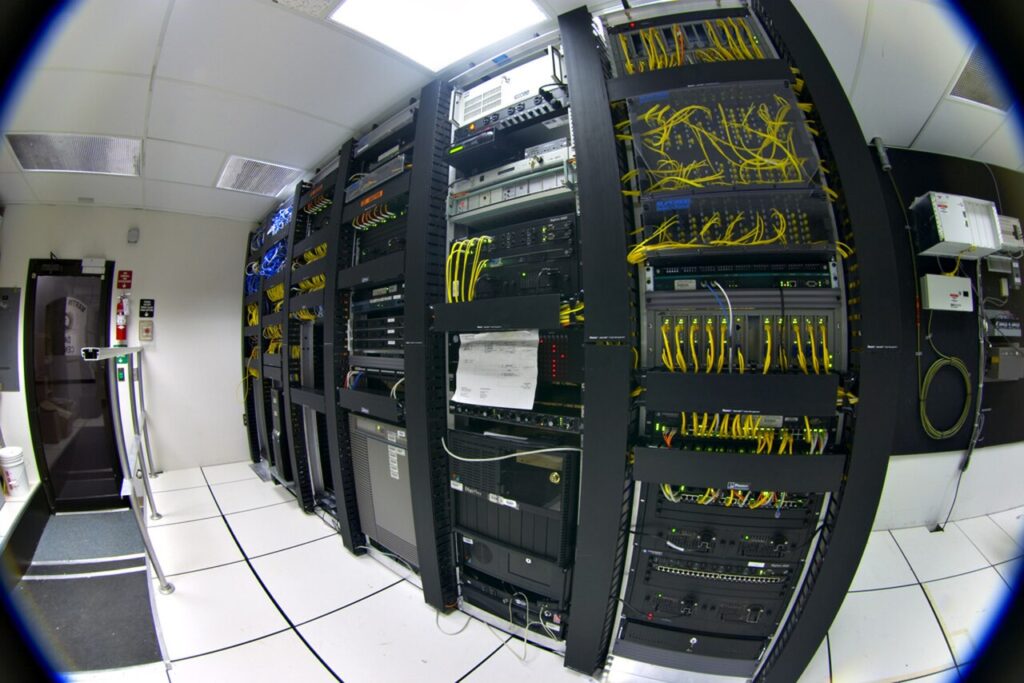Centro de datos con servidores que sostienen los modelos de inteligencia artificial