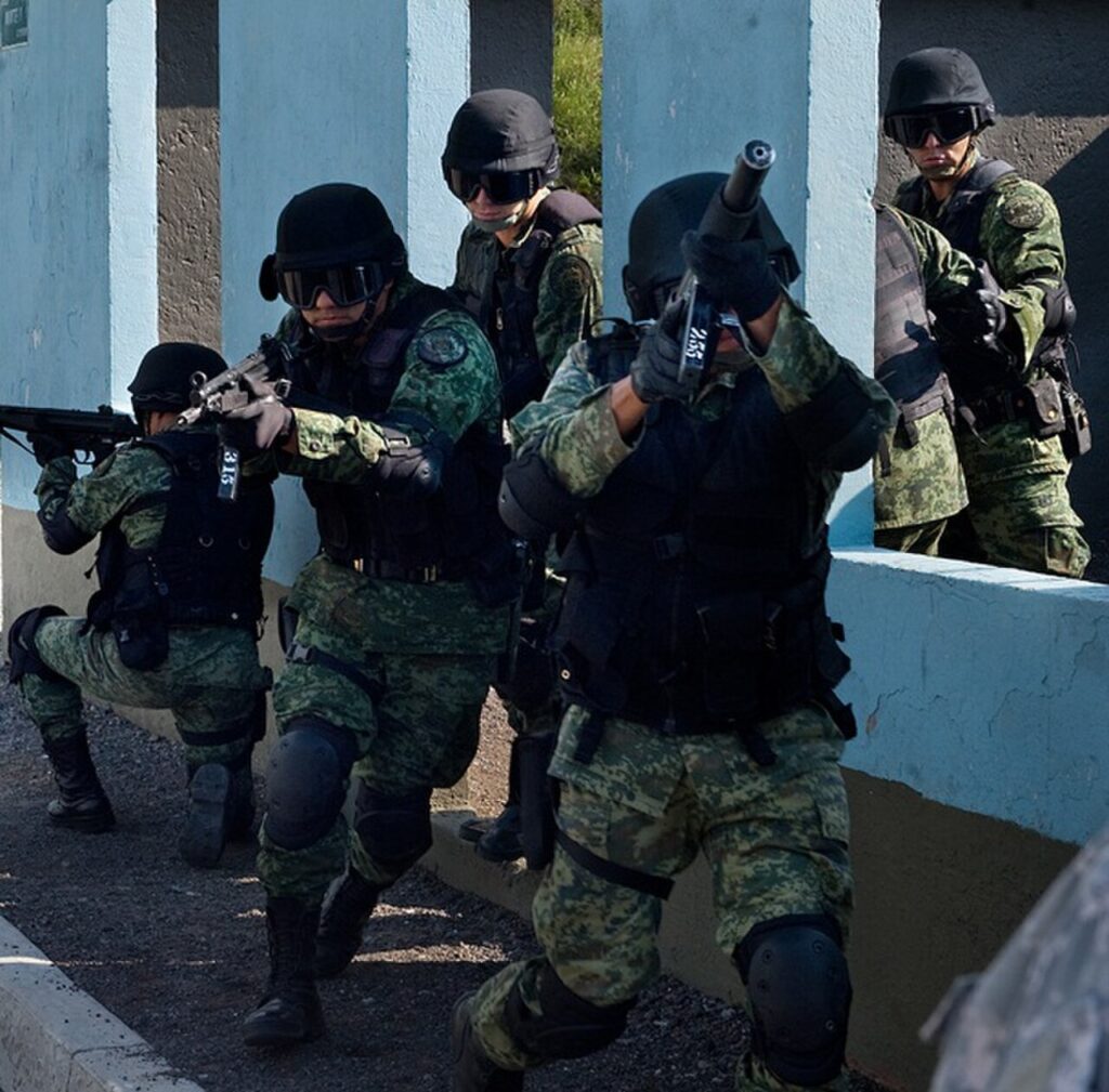 Militares mexicanos con equipo táctico durante un ejercicio