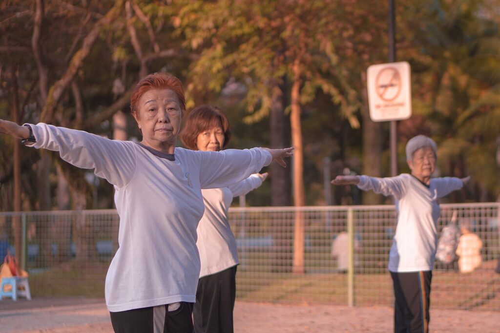 Personas practican taichi al aire libre durante la mañana