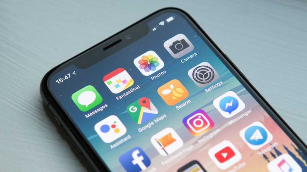Persona usando aplicaciones de mensajería en su teléfono móvil