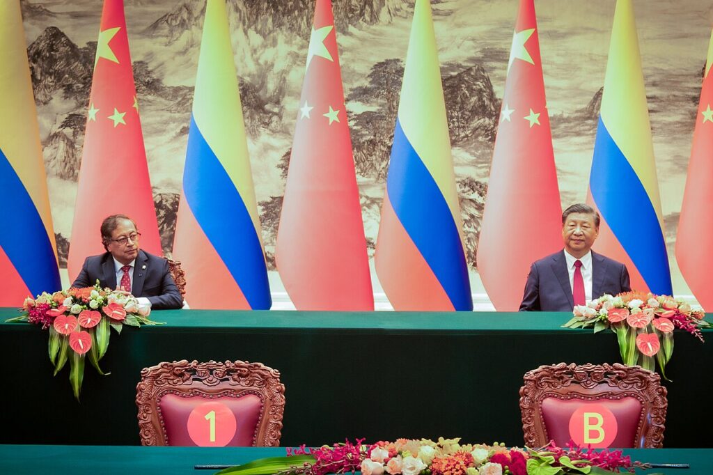 Xi Jinping recibe a un mandatario latinoamericano en una ceremonia de firma de acuerdos en Pekín