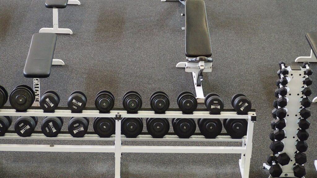 persona haciendo entrenamiento de fuerza con pesas en el gimnasio