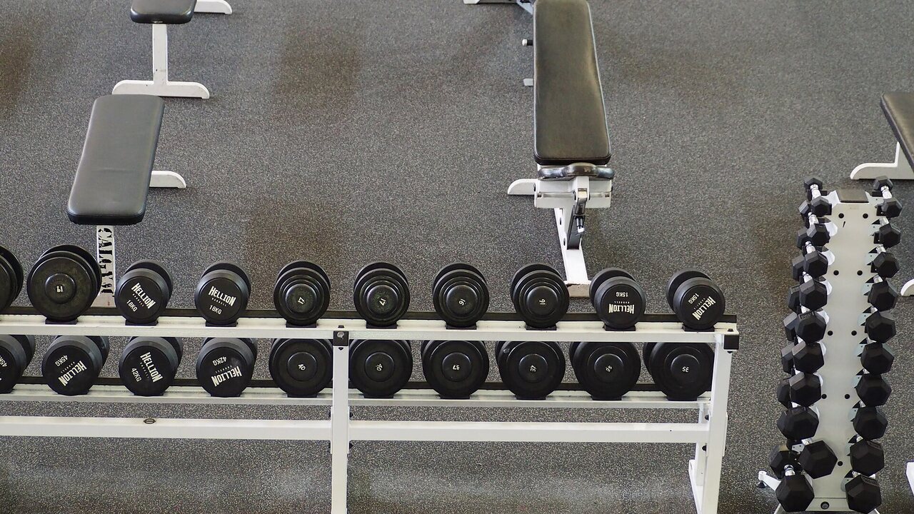 persona haciendo entrenamiento de fuerza con pesas en el gimnasio