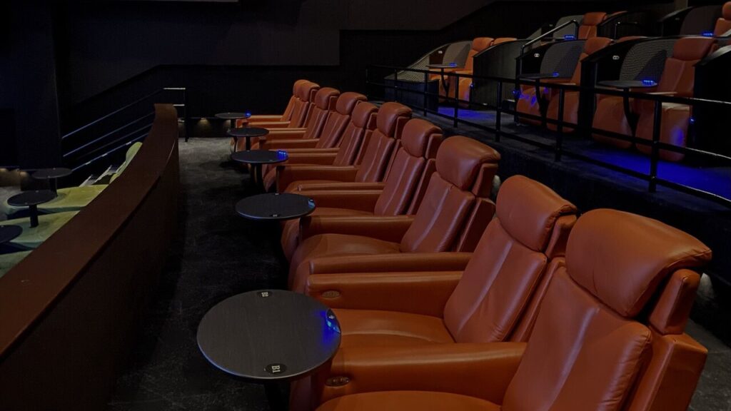Sala de cine vacía. "Jurassic Park" (1993) fue uno de los grandes fenómenos de taquilla del siglo XX y sigue llenando salas en sus reestrenos.