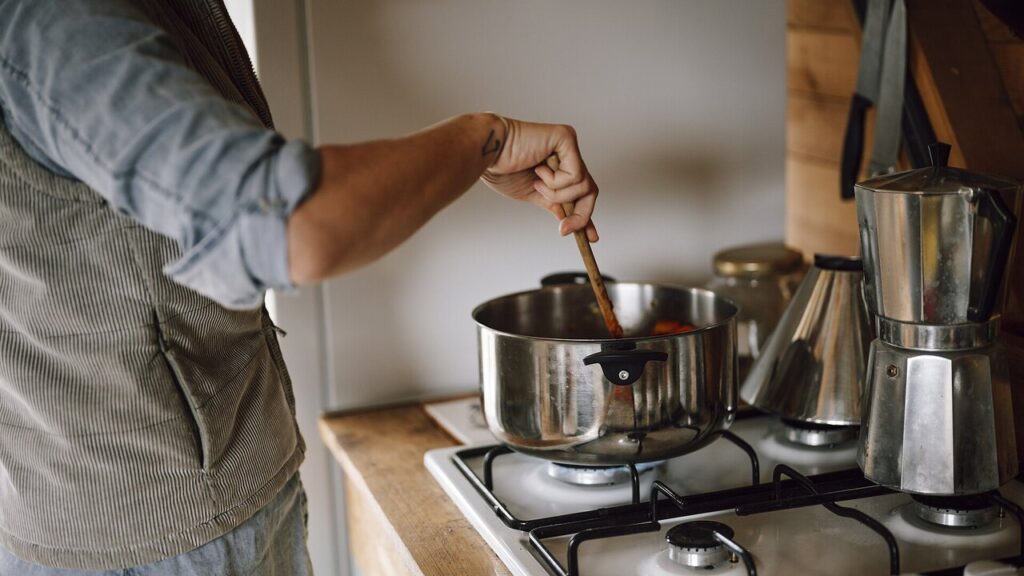Cocinar en casa con frutas y verduras ayuda a reducir el consumo de ultraprocesados.