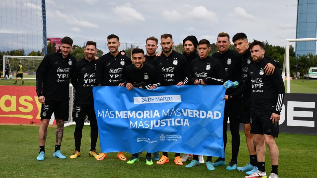 Argentina, con Lionel Messi, busca el último boleto a los cuartos de final.