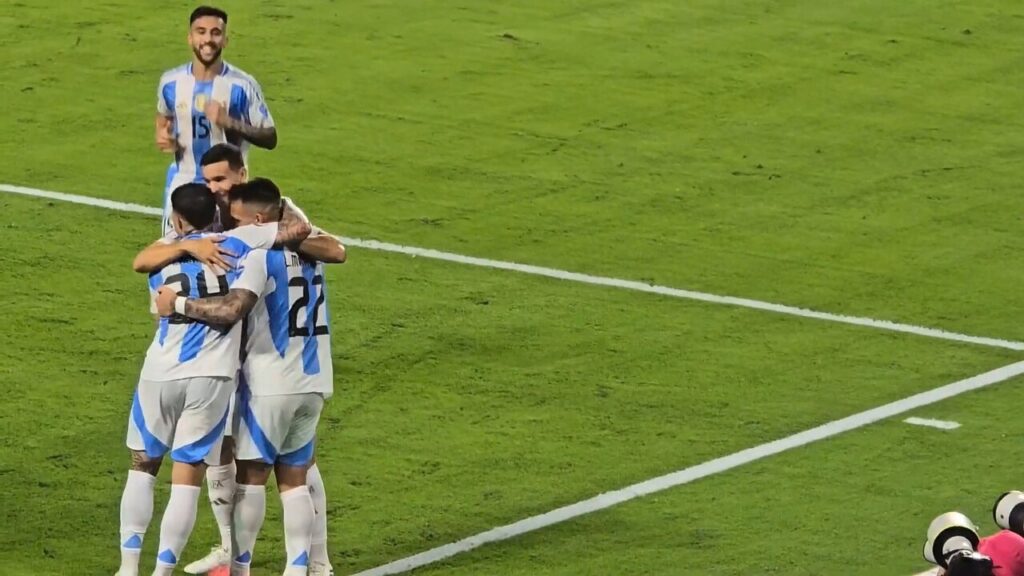 Enzo Fernández selló el 3-2 en el tiempo de descuento; Argentina avanza a cuartos.