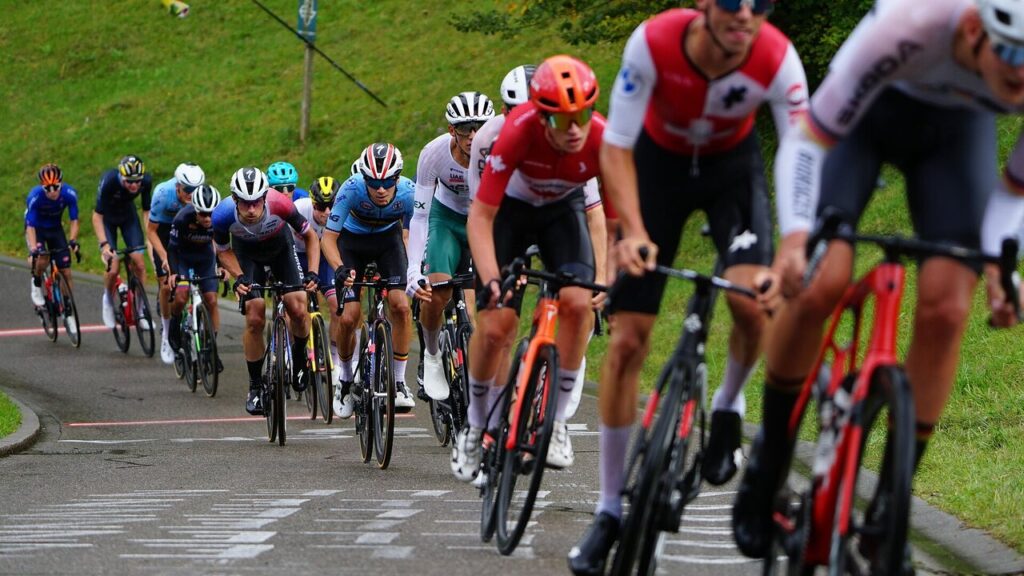 Pelotón del Tour de Francia durante una etapa de montaña