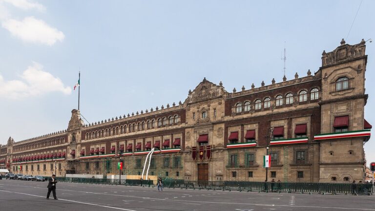 Ley General de Feminicidio: Sheinbaum firma iniciativa con penas de 50 a 70 años y la envía al Congreso